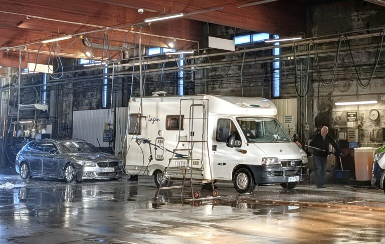Matkailuauto pesulla